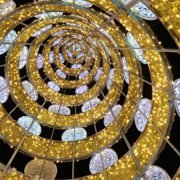 Interior de pinheiro, composto por anéis intercalados entre luz e bolas de polipropileno iluminadas 